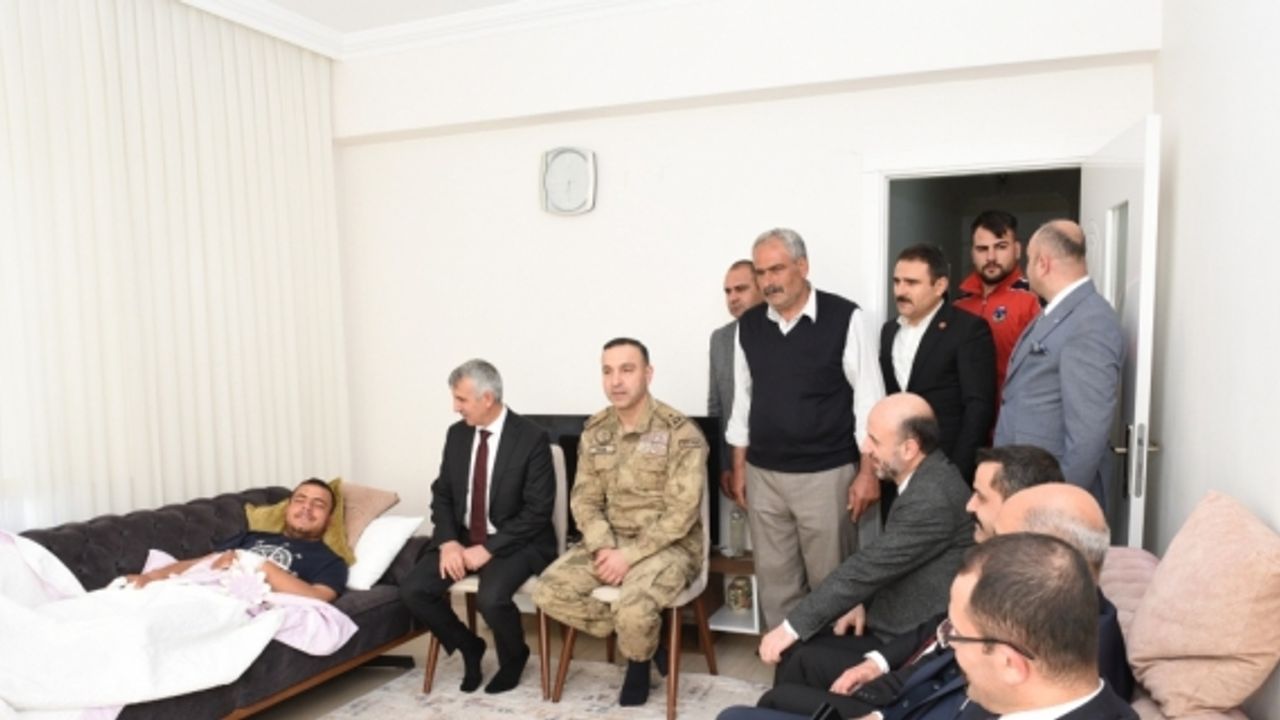 Kahramanmaraş Valisi Ünlüer'den Pençe-Kilit Harekatı Operasyonu'nda yaralanan askere ziyaret