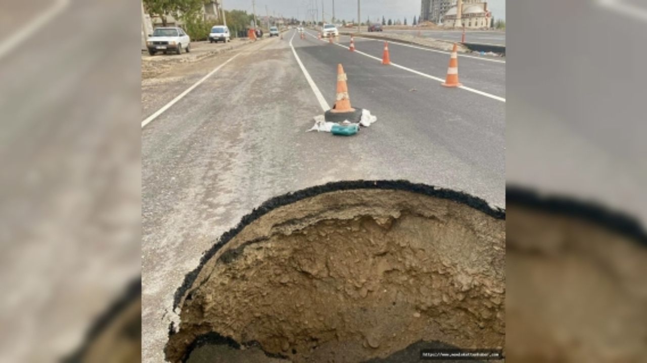 Kahramanmaraş’ta asfaltta oluşan obruk korkuttu 