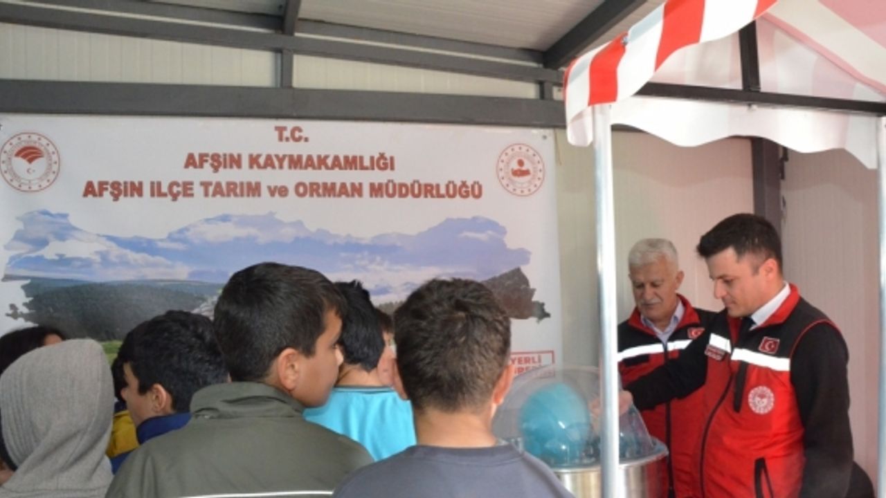 Kahramanmaraş'ta depremzede öğrencilere yerli ürünlerle hazırlanan atıştırmalık dağıtıldı