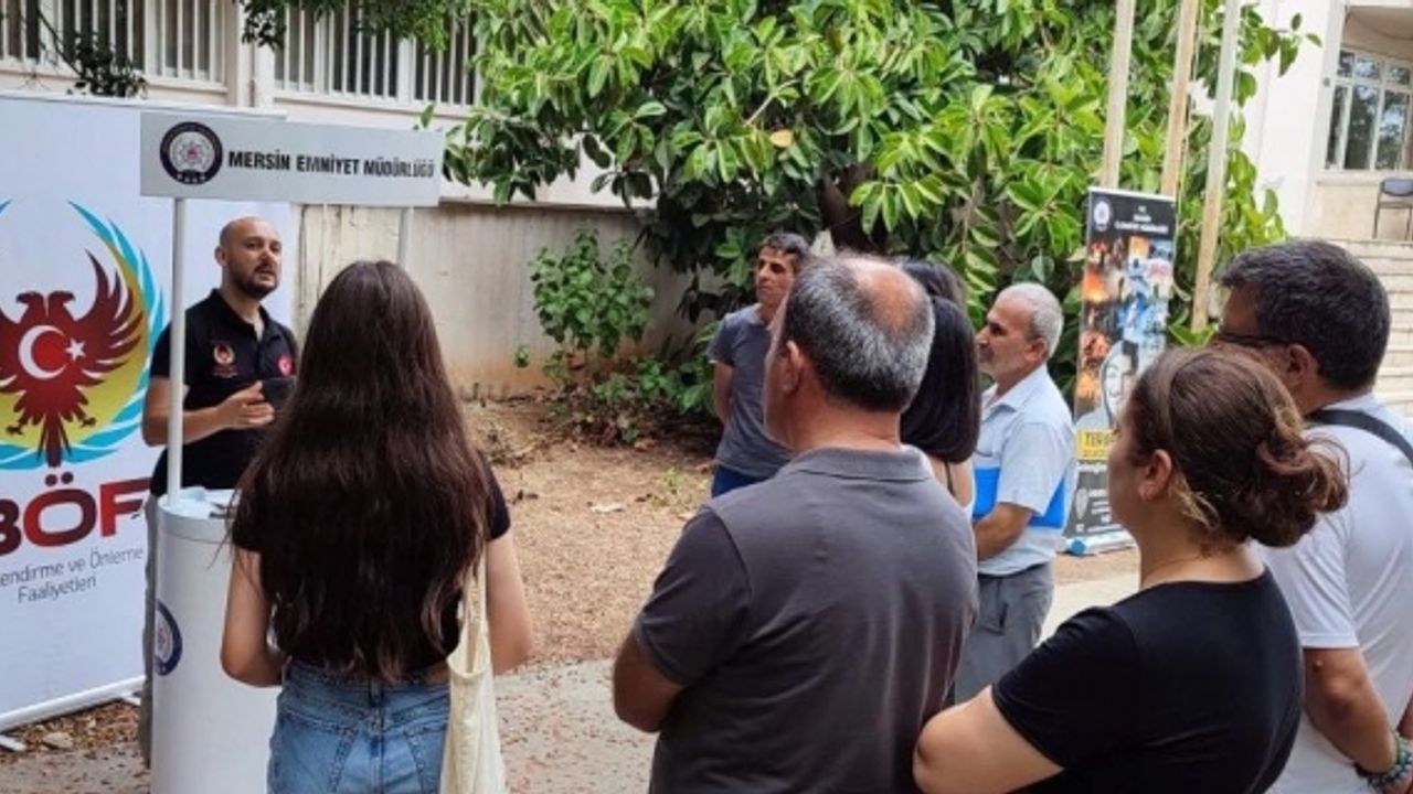 Mersin'de üniversite öğrencileri teröre karşı bilgilendiriliyor