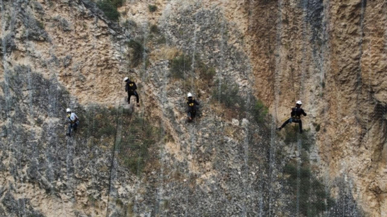 Tohma Kanyonu'nun yamaçlarına çelik ağ örülüyor