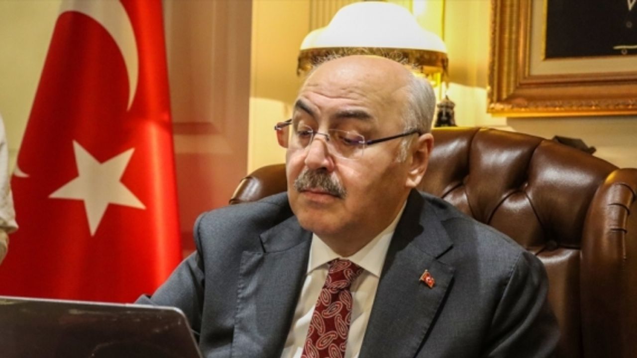 Adana Valisi Yavuz Selim Köşger, AA'nın "Yılın Kareleri"ni oyladı: