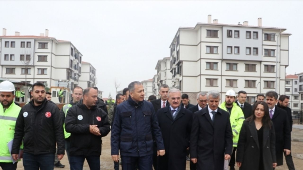İçişleri Bakanı Yerlikaya, Kahramanmaraş'ta deprem konutlarını inceledi