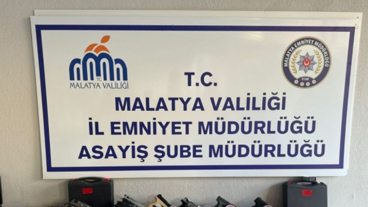 Malatya'da bir iş yerinde ruhsatsız 20 silah ele geçirildi