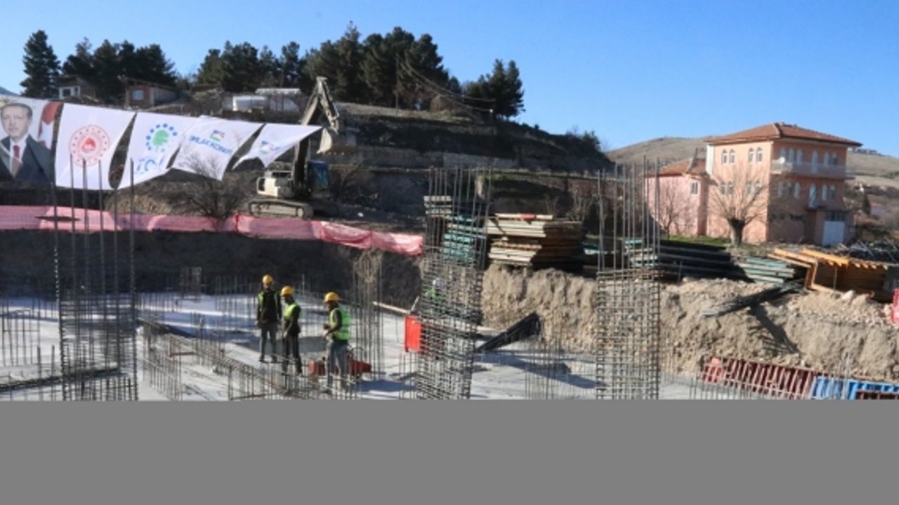 Bakan Özhaseki, Akçadağ'da incelemelerde bulundu, seçim ofisinin açılışına katıldı