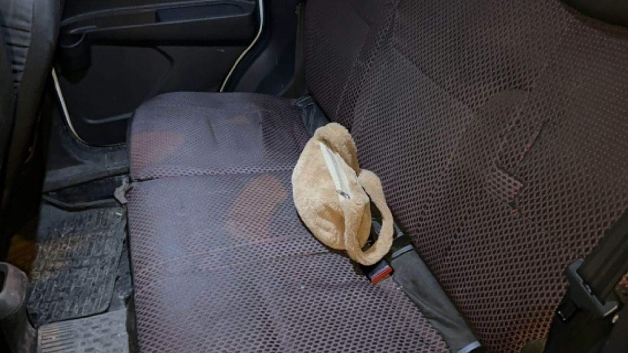 Isparta'da taksi şoförü aracında unutulan çantayı karakola teslim etti