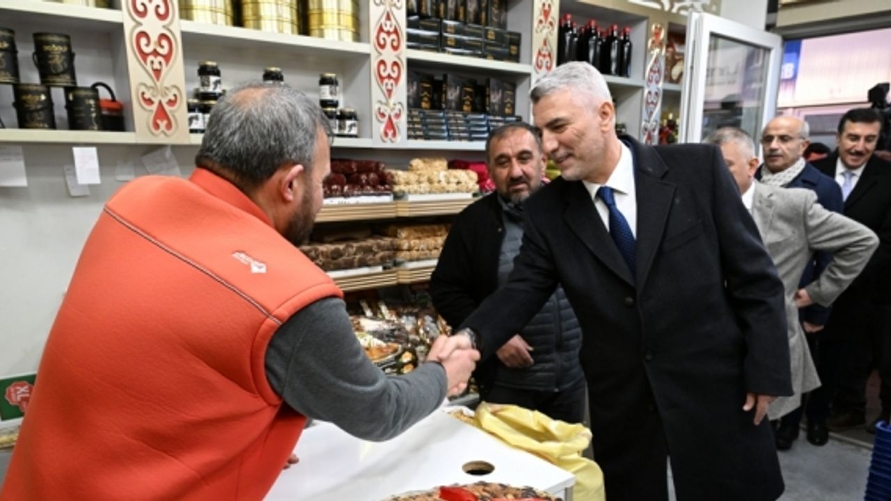 Ticaret Bakanı Ömer Bolat, Malatya'da depremzede esnaf ve vatandaşları ziyaret etti: