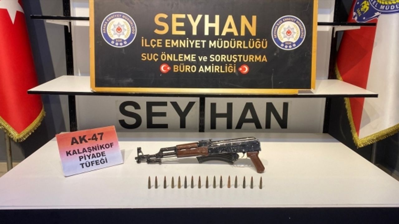 Adana'da evin odunluğundaki aramada kalaşnikof tüfek ele geçirildi