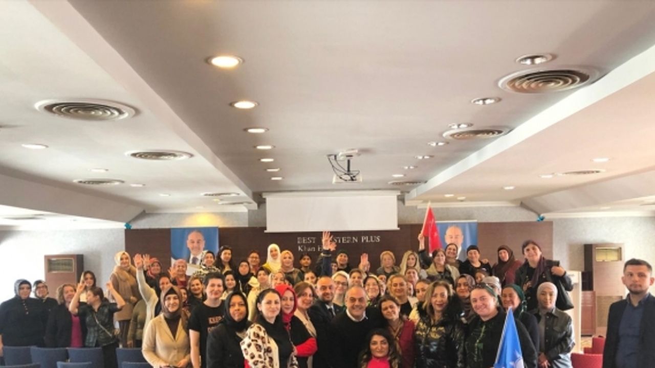 Cumhur İttifakı'nın Muratpaşa Belediye Başkan adayı Manavoğlu, seçim çalışmalarına devam ediyor