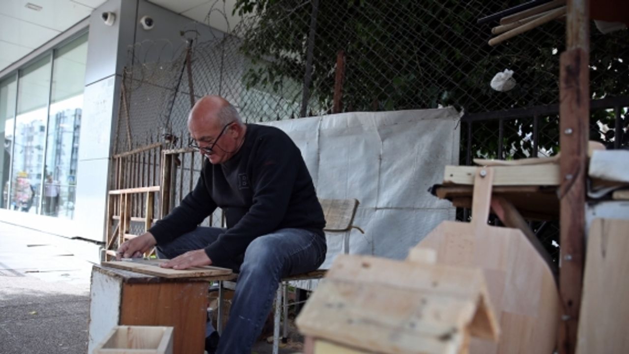 Emekli polis, eşi için başladığı ahşap eşya yapımını gelir kapısına dönüştürdü