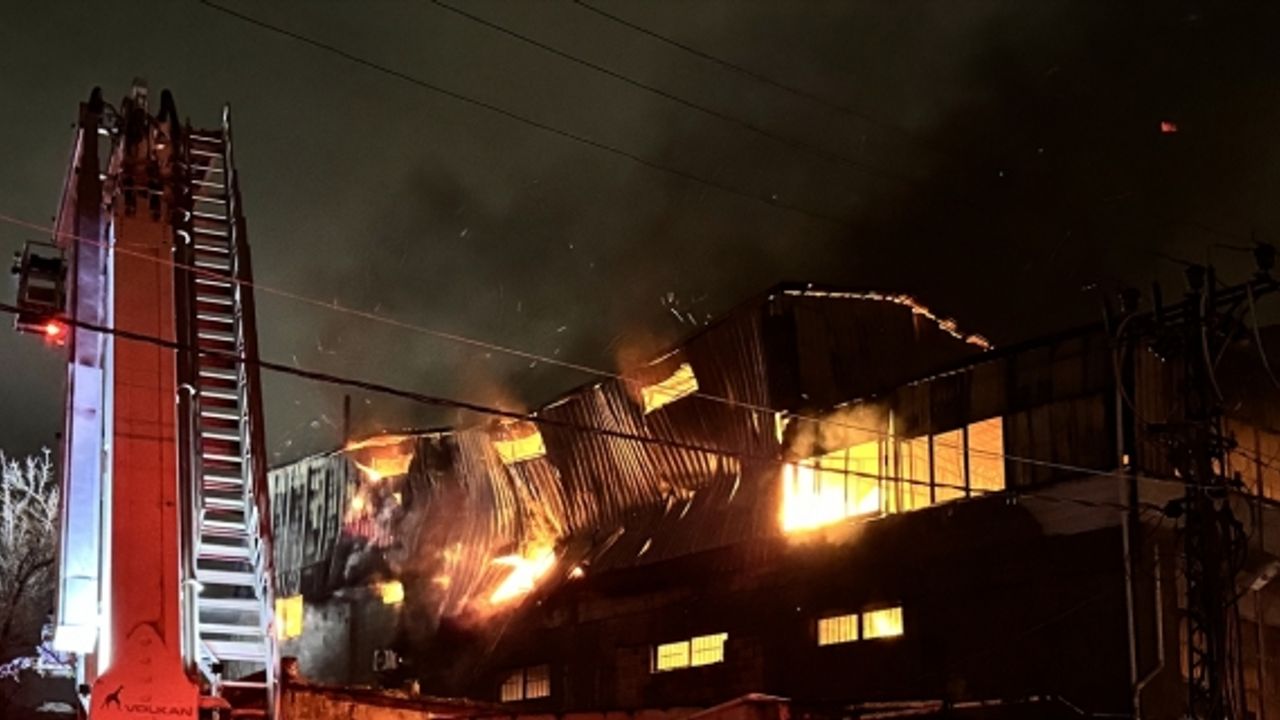 Kahramanmaraş'ta mobilya imalathanesinde çıkan yangına müdahale ediliyor