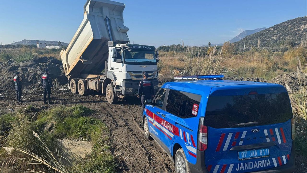 Antalya'da akarsu yatağından izinsiz kum alınmasına müdahale edildi