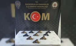 Hatay'da otomobilin ses sistemine gizlenmiş ruhsatsız 10 tabanca ele geçirildi
