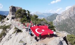 Adana'da Cumhuriyet'in 100. yılı dolayısıyla tarihi kalede Türk bayrağı açıldı
