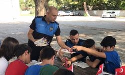 Adana'da polis, öğrencilerle kitap okudu