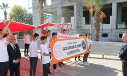Anamur'da öğrenciler Kaymakam Bozdemir'e Türk bayrağı sundu