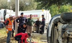 Burdur'da ağaca çarpan otomobildeki baba oğul öldü