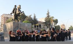 Hatay'da Cumhuriyet'in 100. yılı kutlamaları kapsamında 100 kişi zeybek oynadı