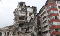 Hatay'da depremlerde ağır hasar alan 6 bina kontrollü yıkıldı