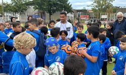 Hataysporlu futbolcu Oğuzhan Matur, Berlin’de yetiştiği kulübe 100 top hediye etti