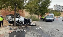 Kahramanmaraş'ta yol kenarındaki ağaca çarpan otomobilde 5 kişi yaralandı