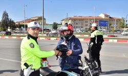 Malatya'da polisten motosiklet sürücülerine kask hediyesi