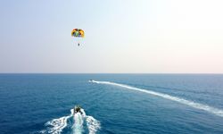 Mersin'de deniz paraşütünde sürpriz evlilik teklifi