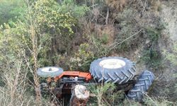 Serik'te şarampole yuvarlanan traktörün sürücüsü yaralandı