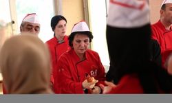 Adana'da "14. Tescilli Adana Kebabı Eğitimi"ni tamamlayan kursiyerler sertifika aldı