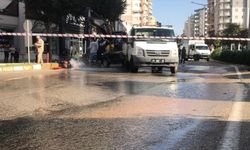 Adana'da içme suyu borusunun patladığı yolda göçük oluştu