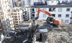 Adana'da yıkımı süren ağır hasarlı binanın beton bağlama noktasından bakır tabak çıktı