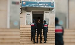 Alanya'da uyuşturucu ticaretinden hükümlü kişi yakalanıp cezaevine konuldu