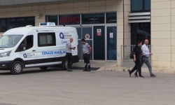 Antalya'da otomobilin dükkanın duvarına çarpması sonucu iki genç yaşamını yitirdi