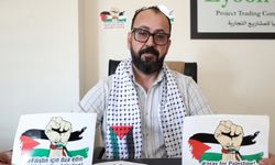 Antalya'da yaşayan Filistinli "Özgür Filistin" temalı çıkartmalar ile İsrail işgalini anlatıyor