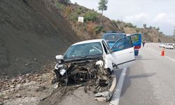 Burdur'da 3 otomobilin karıştığı kazada 5 kişi yaralandı