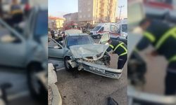 Burdur'da iki otomobilin çarpıştığı kaza 3 kişi yaralandı