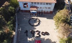 Hatay'da ilkokul öğrencileri koreografiyle Atatürk'ü andı