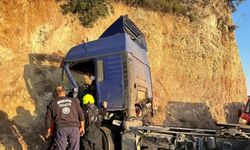 Mersin'de kaza yapan tırda sıkışan sürücü itfaiye ekiplerince kurtarıldı