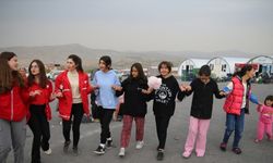 Türk Kızılay gönüllüleri Malatya'da depremzede çocuklarla sokak oyunları oynadı