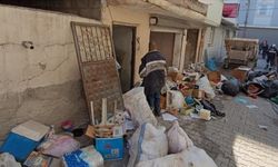 Adana'da belediye ekipleri 3 katlı evden 10 kamyon çöp çıkardı