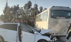 Antalya'da servis midibüsü ile otomobil çarpıştı, 2 kişi öldü, 13 kişi yaralandı