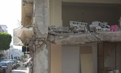 Hatay İskenderun'da ağır hasarlı binaların yıkımı sürüyor