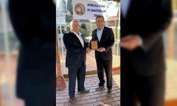 Kumluca'da meslekte 25 yılı dolduran esnafa plaket verildi