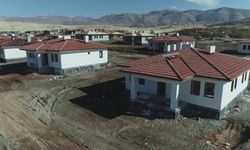Malatya Doğanşehir'de köy tipi afet evlerinin inşası sürüyor