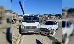 Pazarcık’ta otomobil park halindeki kamyona çarptı: 3 yaralı 