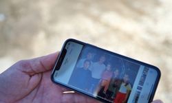 6 ŞUBAT DEPREMLERİNİN BİRİNCİ YILI - Depremde eşini ve 4 çocuğunu kaybeden afetzede, fotoğraflarda teselli arıyor