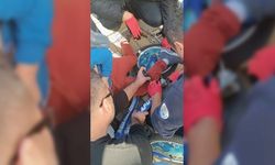 Adana'da ayağı bisiklete sıkışan çocuğu itfaiye kurtardı