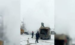 Adana'da belediyenin çöp kamyonunda çıkan yangın söndürüldü