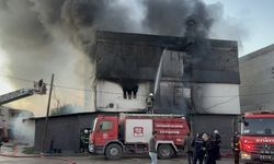Adana'da mobilya süngerinin bulunduğu depoda yangın çıkaran zanlı tutuklandı