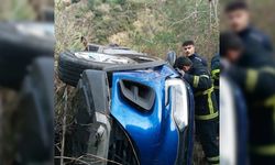 Adana'da şarampole yuvarlanan otomobildeki 2 kişi yaralandı